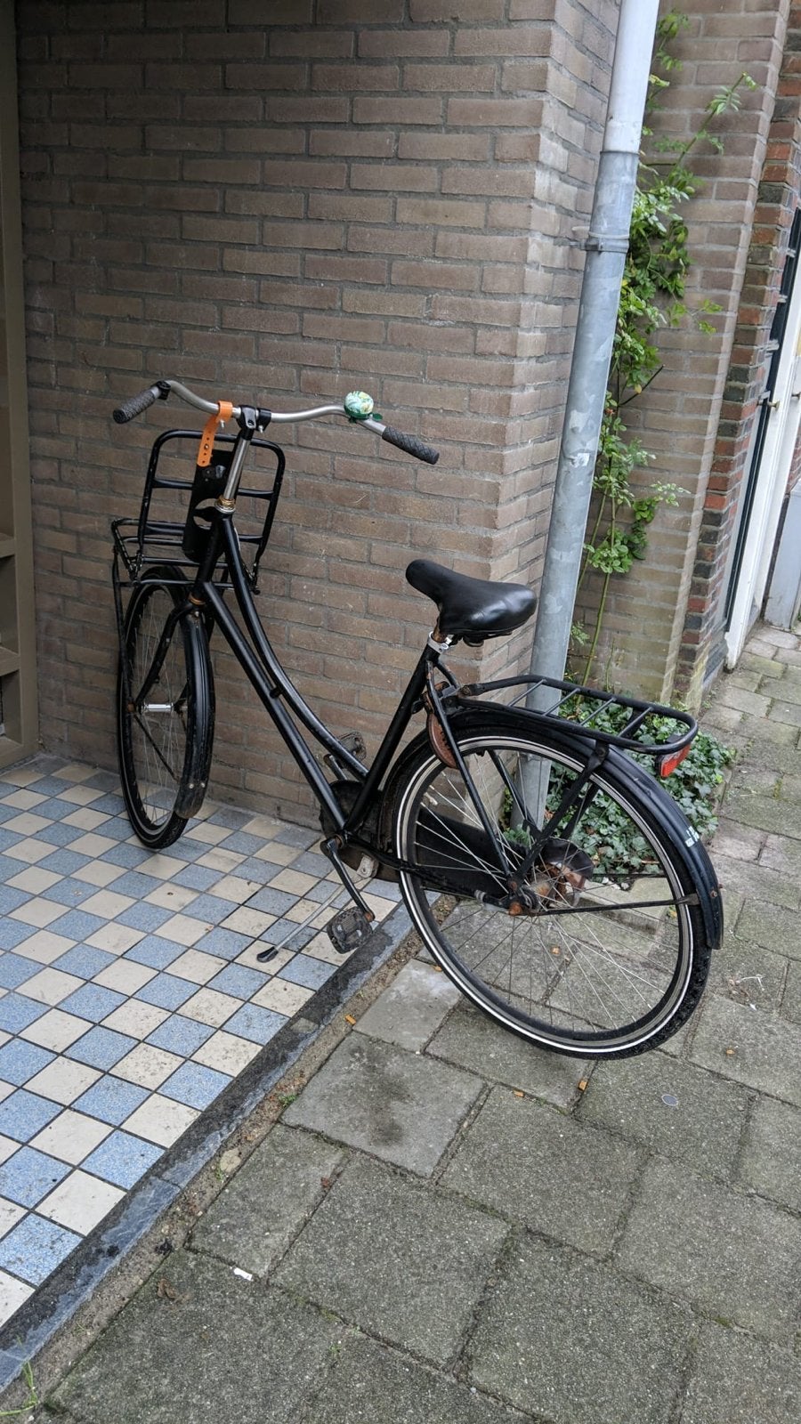 Zwarte omafiets met AXA slot, Fietsen en Brommers, 56 cm of meer, Ophalen, Gebruikt, Terugtraprem