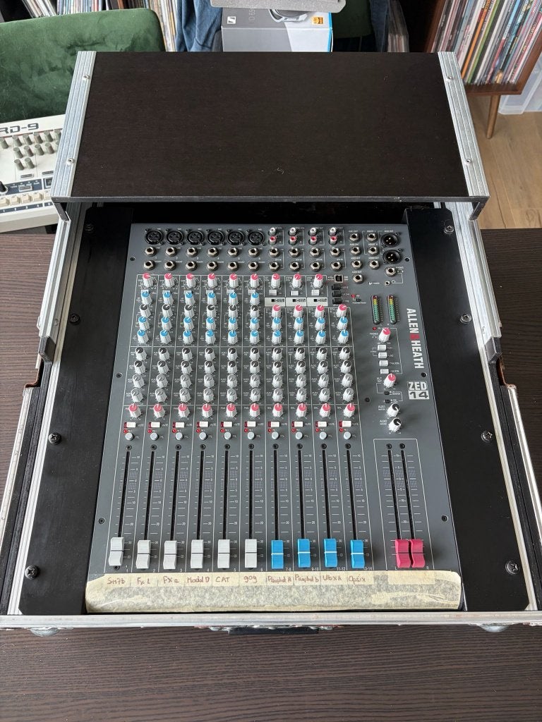 Allen & Heath ZED 14 mixer + flightcase, Ophalen, Gebruikt, 10 tot 20 kanalen, Microfooningang