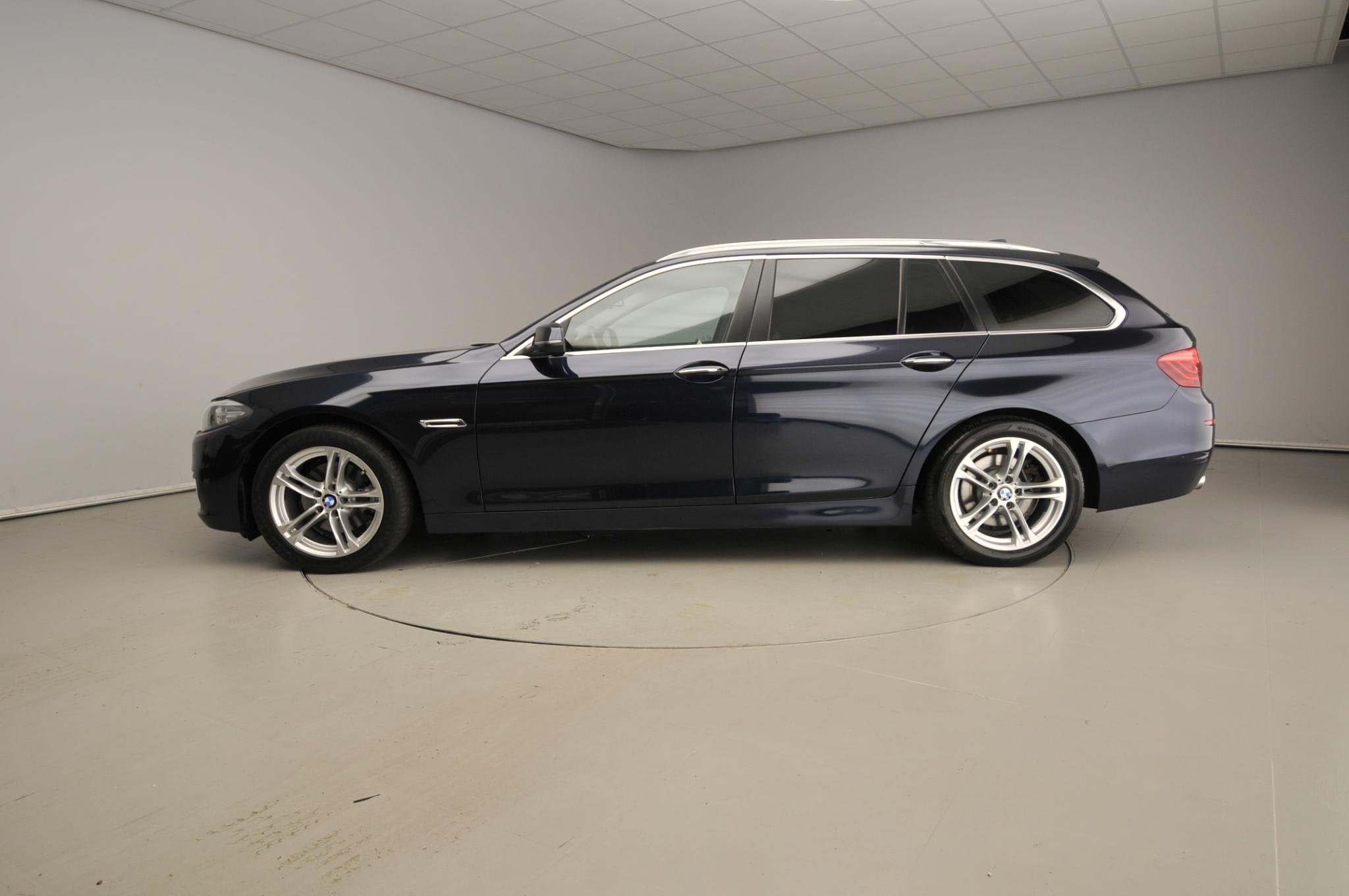 BMW 5 Serie Touring 520i Panoramadak / Trekhaak / HIFI / Nav, Auto's, BMW, Automaat, Gebruikt, 4 cilinders, 2000 kg