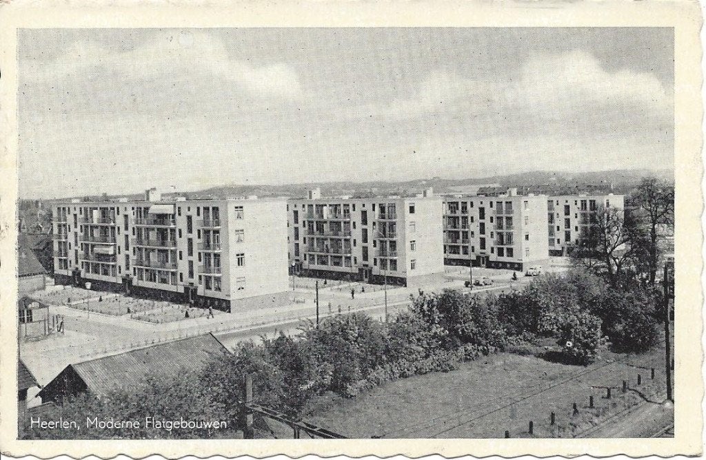 Heerlen (L.) Moderne Flatgebouwen, gelopen 1950, Ophalen of Verzenden, 1940 tot 1960, Gelopen, Limburg