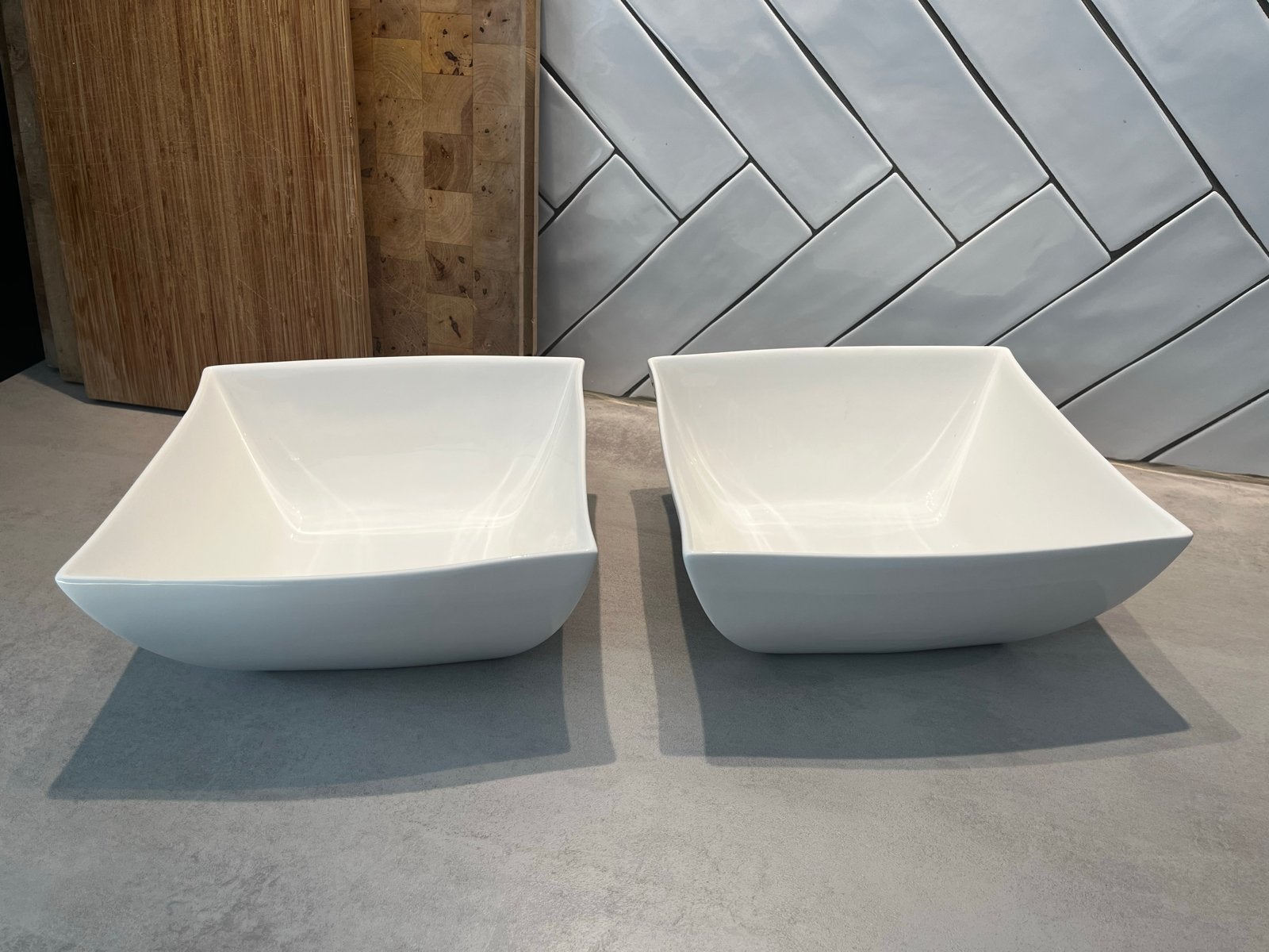 Set van 2 witte Maxwell & Williams schalen. East meets West, Ophalen, Porselein of Keramiek, Schaal, Vierkant