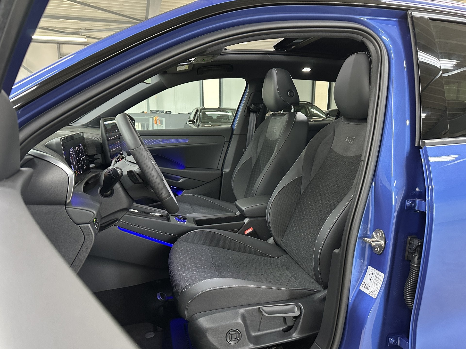 Volkswagen T-Roc 1.5 eTsi R-Line First Edition | Trekhaak |, Auto's, Zwart, 4 cilinders, Blauw, Leder en Stof