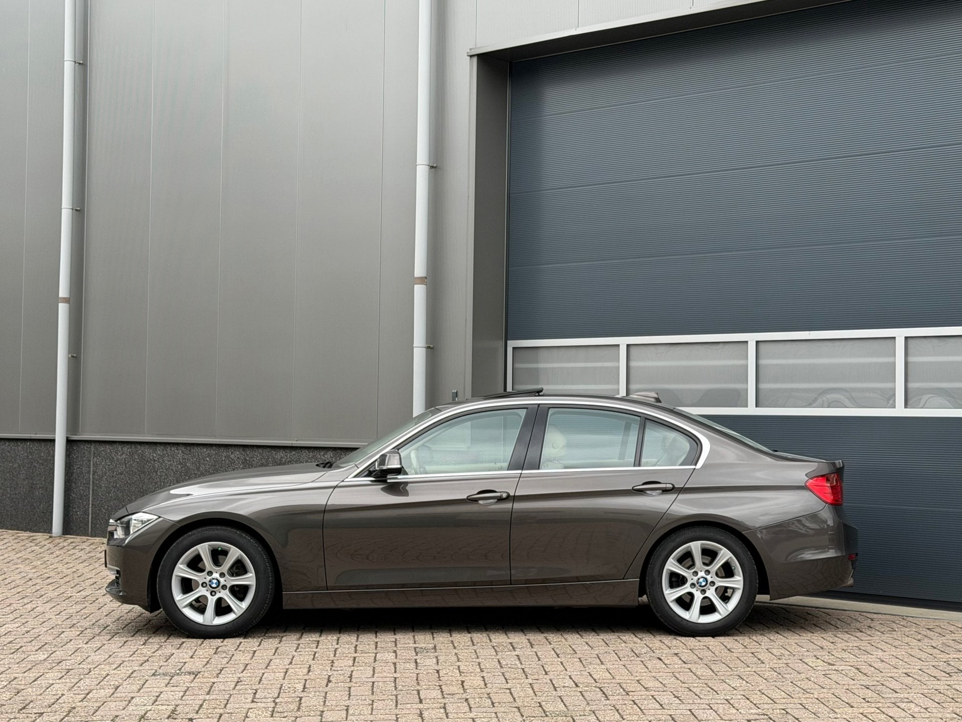 BMW 3-serie 320i EfficientDynamics Edition Upgrade Edition b, Achterwielaandrijving, Gebruikt, 4 cilinders, Bruin