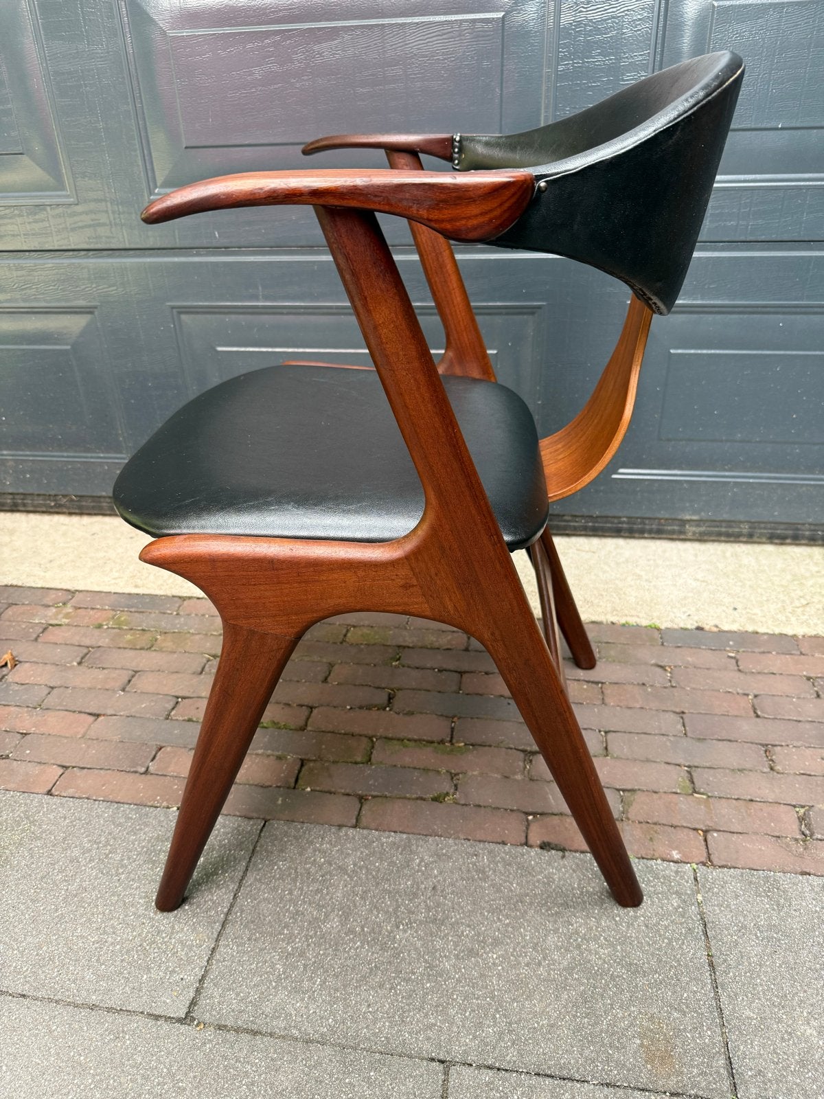 Vintage dutch design cowhorn stoel in teak en zwart leer, Gebruikt, Zwart, Ophalen of Verzenden, Gijpsvintage