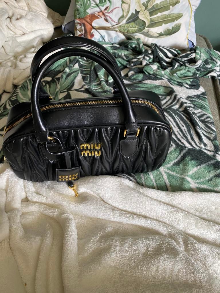 Miu miu handtas, Sieraden, Tassen en Uiterlijk, Tassen | Damestassen, Ophalen, Zo goed als nieuw, Zwart, Handtas