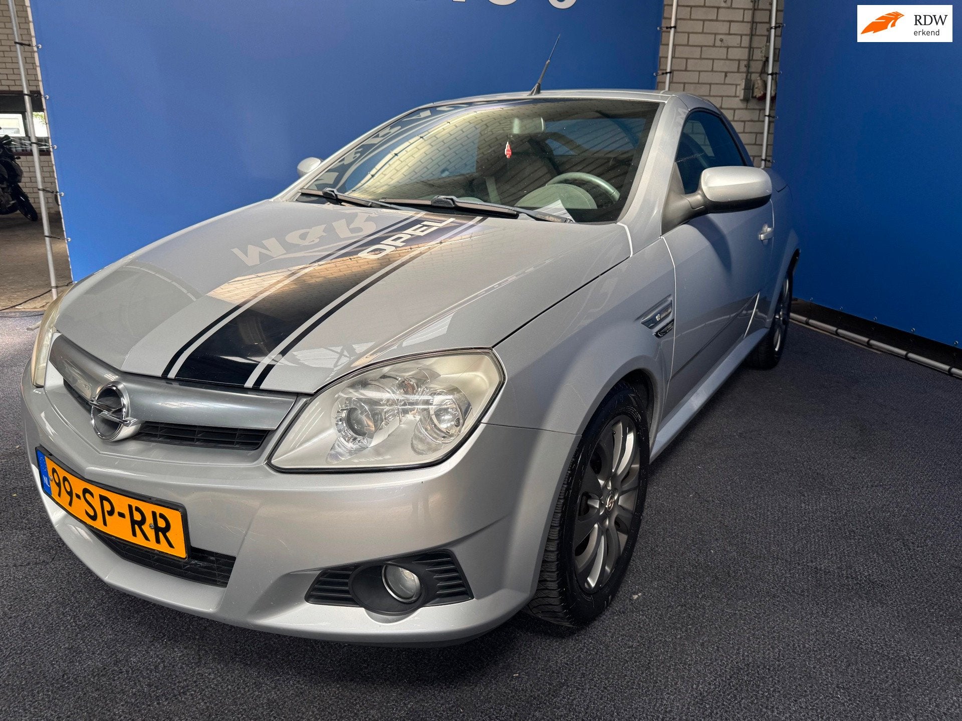 Opel Tigra TwinTop 1.4-16V Sport Automaat Nieuwe APK, Auto's, Gebruikt, 4 cilinders, Cabriolet, 49 €/maand