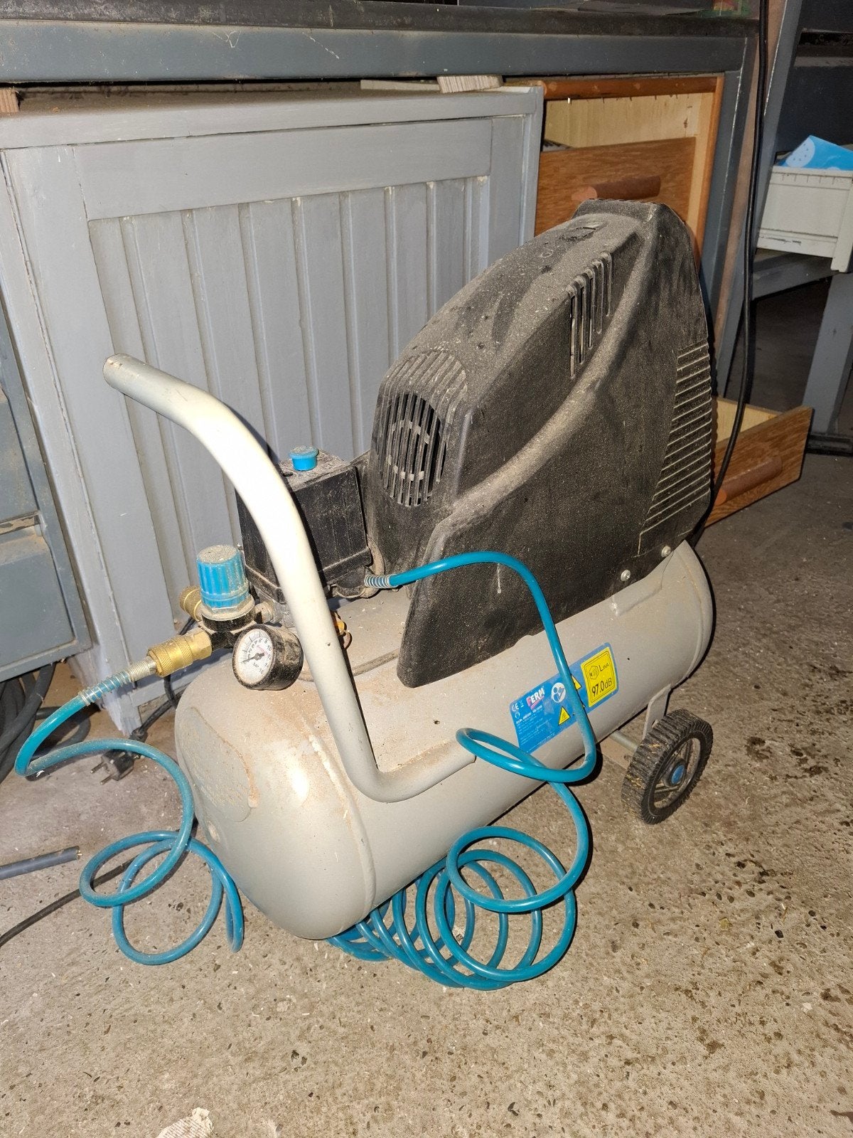 Ferm compressor 24 liter, Doe-het-zelf en Verbouw, Ophalen, Gebruikt, 6 tot 10 bar, Minder dan 200 liter/min