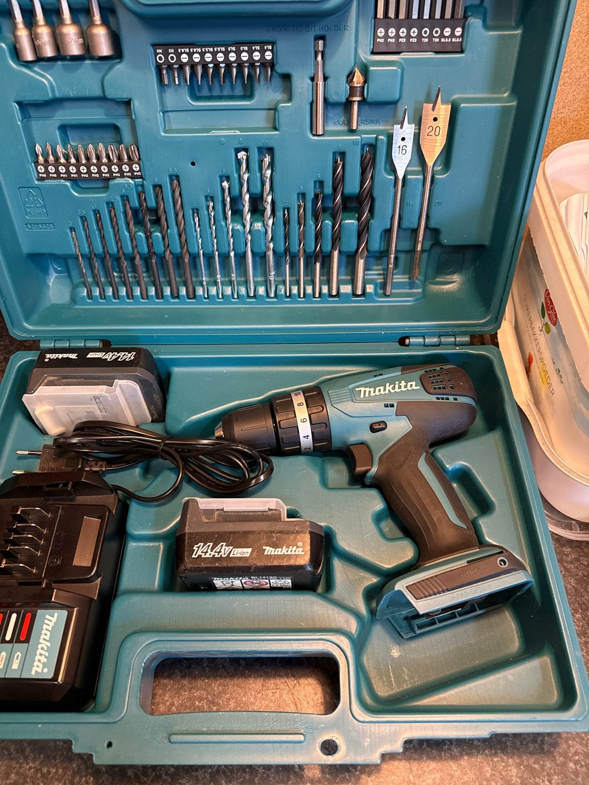 Makita Accuboormachine HP347D met accessoires en 2 accu's