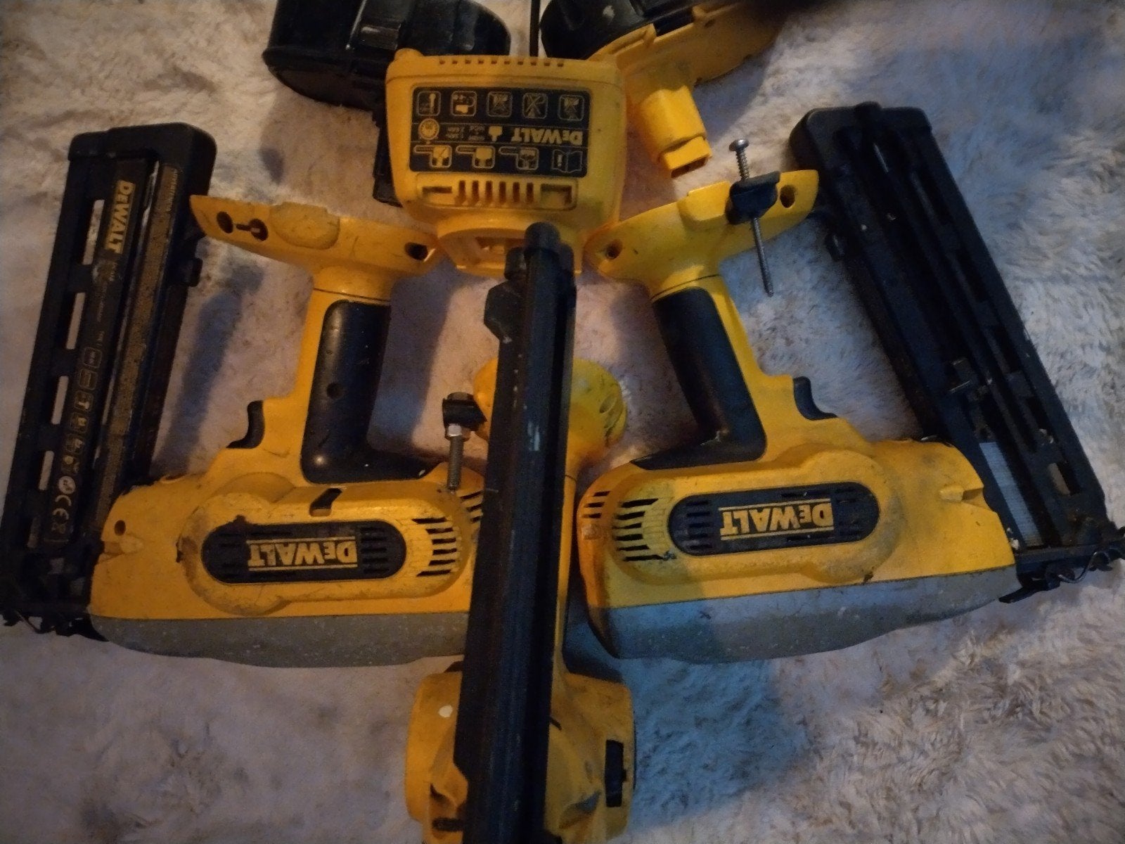 DeWalt tackers, accu's en lader - deels werkend, Ophalen of Verzenden, Gebruikt