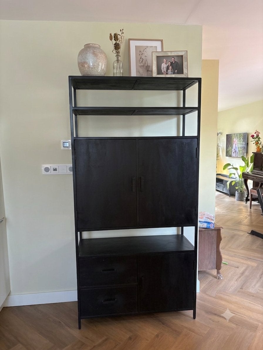 Zwarte industriële kast Kala mangohout en staal (100x201 cm), Huis en Inrichting, Kasten | Buffetkasten, Ophalen, Gebruikt, 100 tot 150 cm