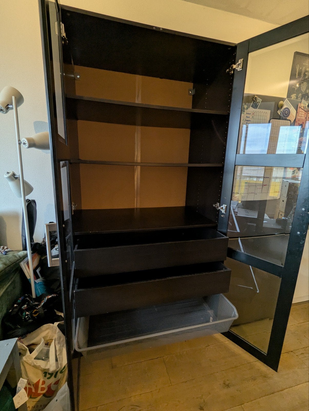 Foto 4 van IKEA Zwarte (servies)kast met glazen deuren en lades