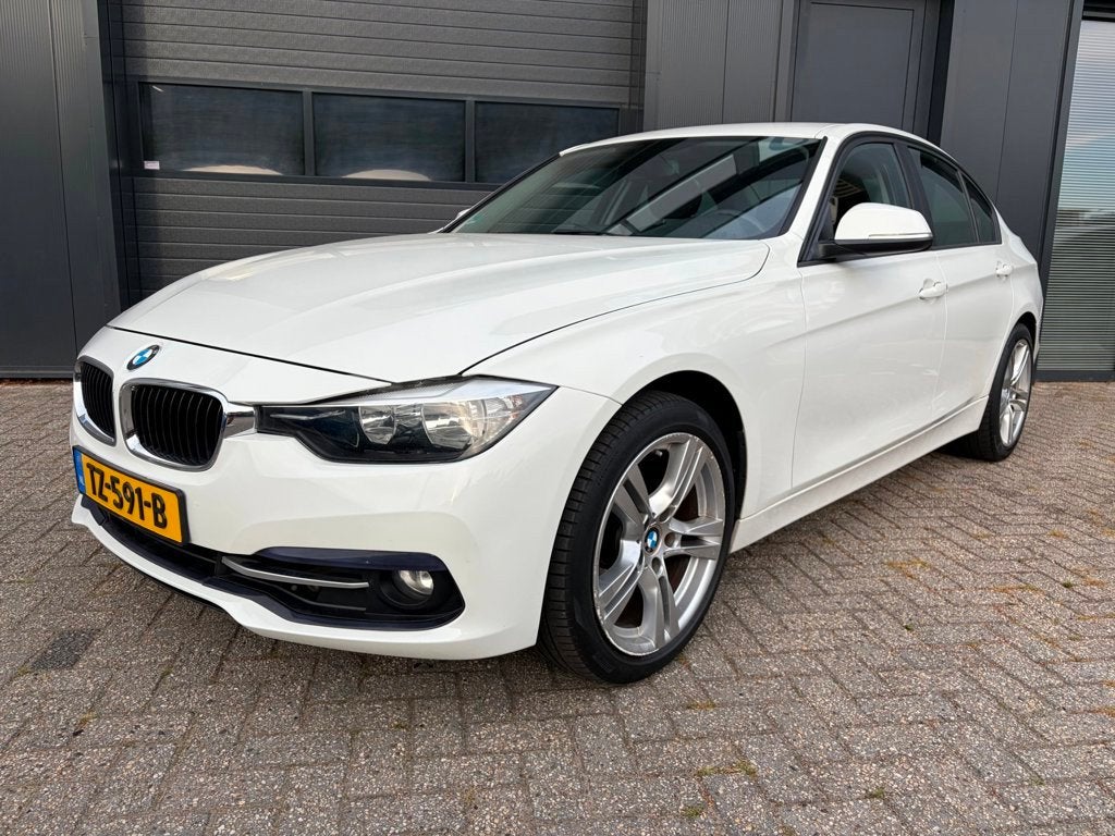 BMW 3-serie 318i Luxury, Cruise, Clima, PDC, LED, Stoelv. 18, 12 maanden, Gebruikt, Euro 6, Wit