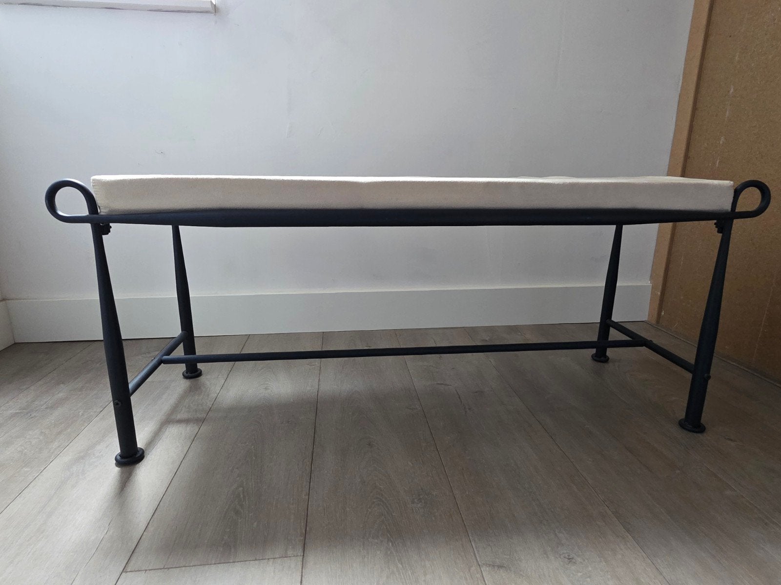 Stijlvol bankje met metalen frame en comfortabel kussen, Ophalen, Minder dan 50 cm, Zo goed als nieuw, Metaal