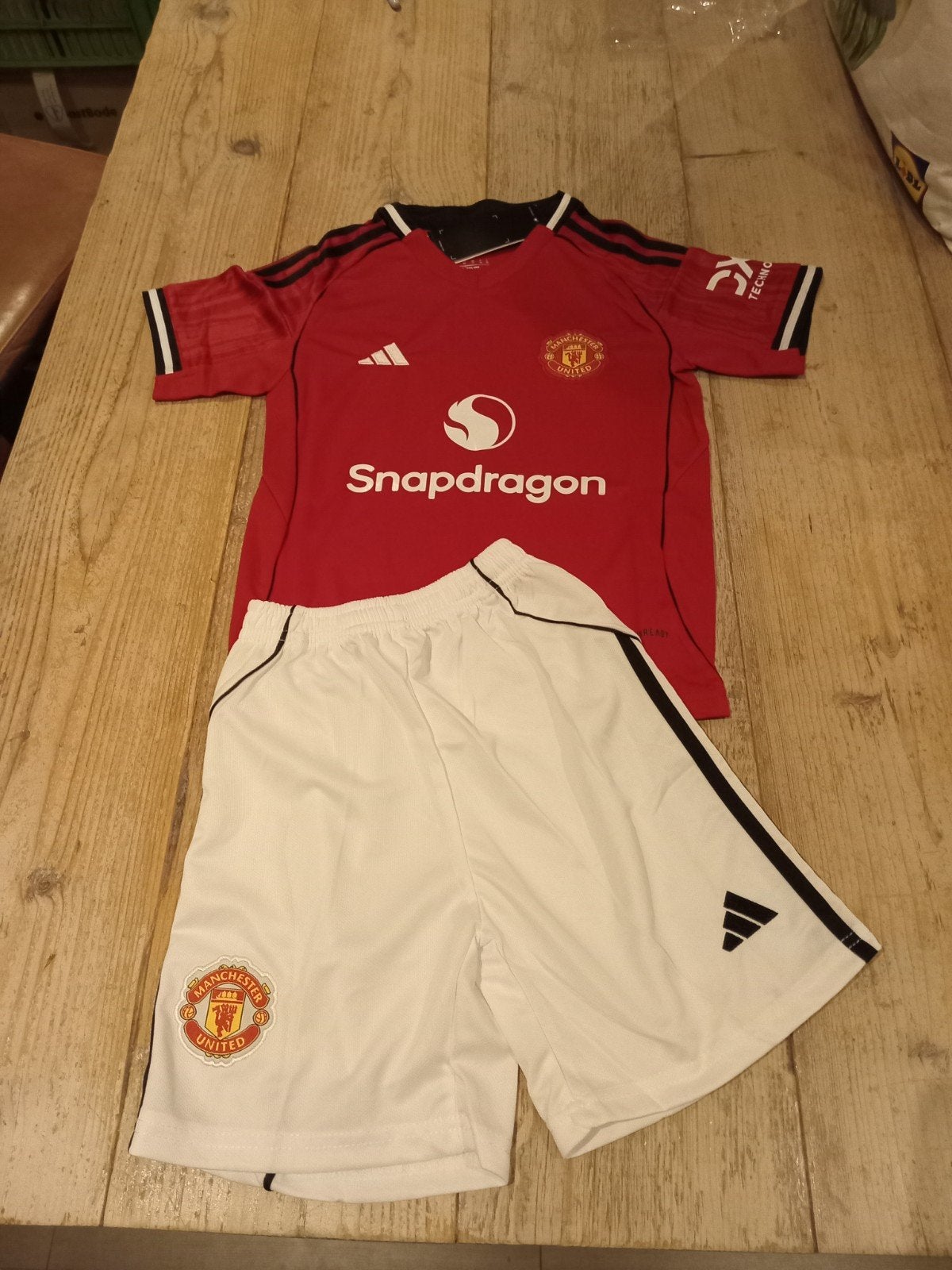 Manchester United tenue maat 110-116 nieuw, Sport en Fitness, Voetbal, Ophalen of Verzenden