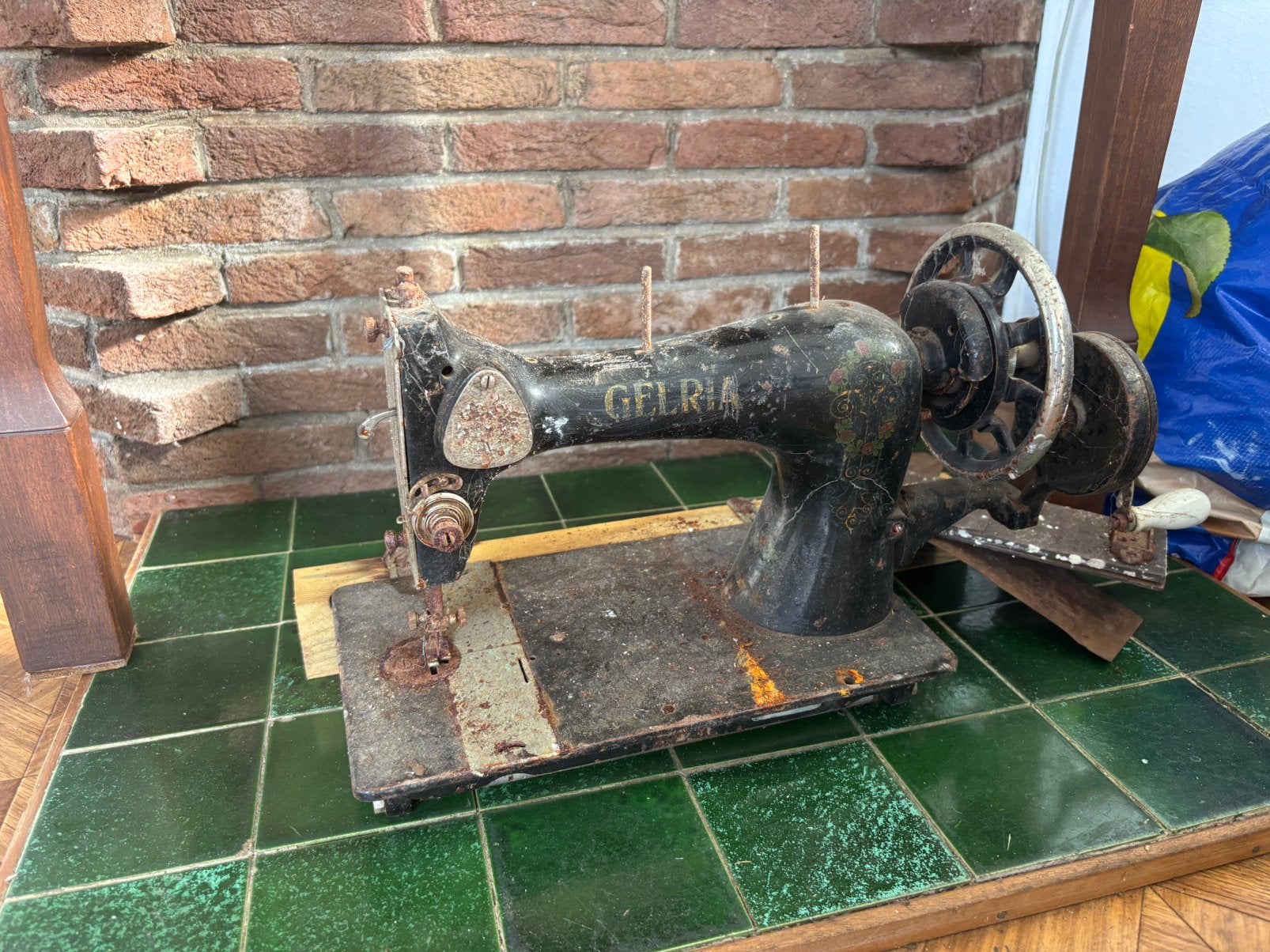 Antieke Naaimachine Gelria, Ophalen