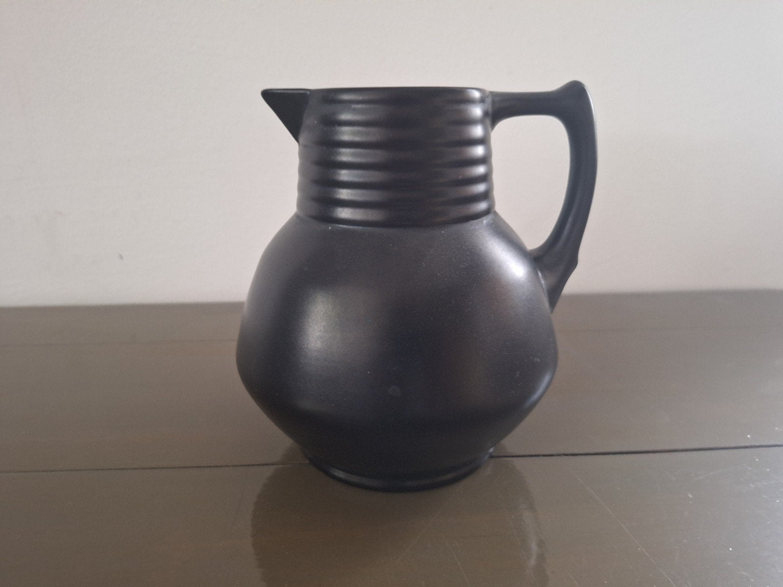 Zwarte keramische kan met handvat Art Deco, Antiek en Kunst, Antiek | Vazen, Ophalen