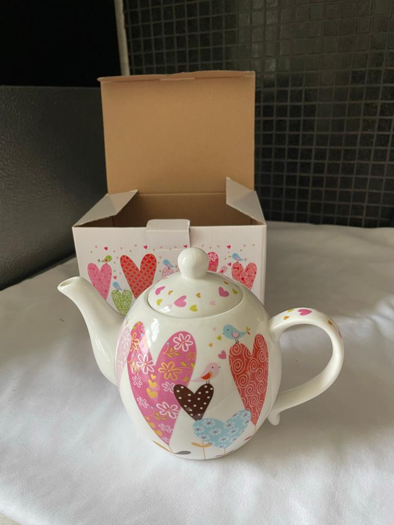 Theepot met hartjes en vogeltjes design - Nieuw in doos, Antiek en Kunst, Ophalen of Verzenden