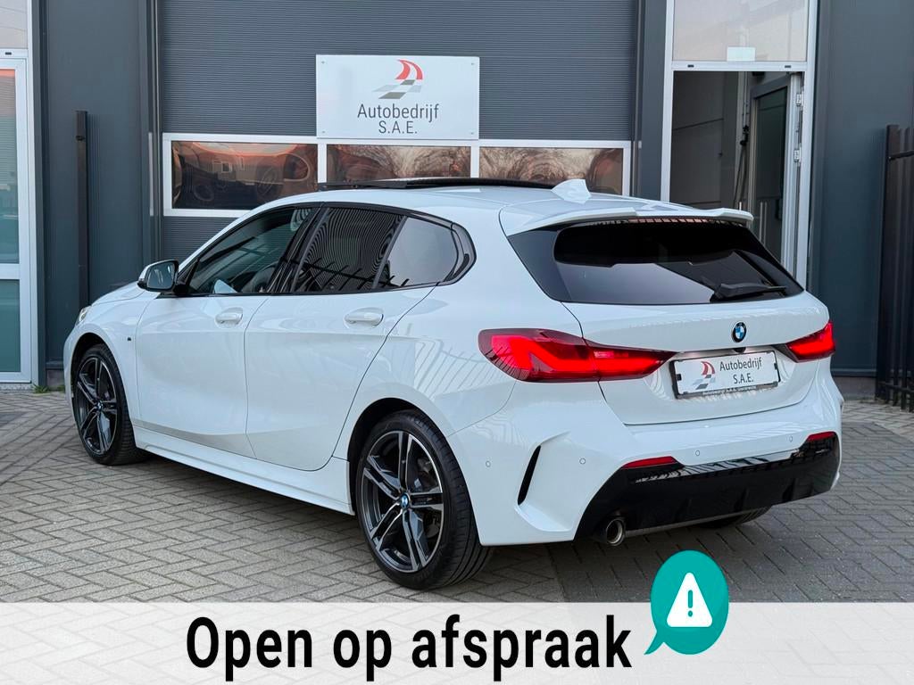 BMW 1-serie 118i M Sport PANO|M SEAT| CARPLAY |SFEER |LED !, Auto's, 136 pk, Gebruikt, Wit, Origineel Nederlands