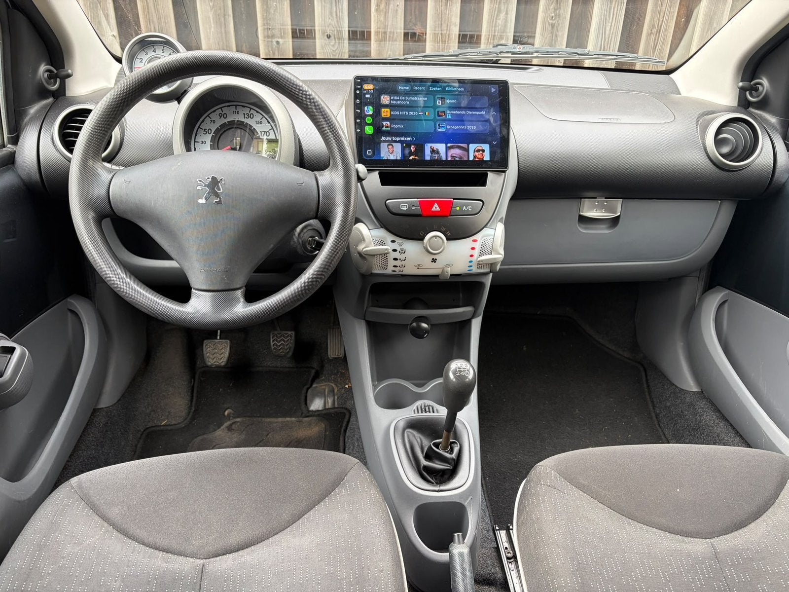 Peugeot 107 1.0 12V 5DR 2011 airco carplay, Auto's, Voorwielaandrijving, Euro 5, Stof, Zwart