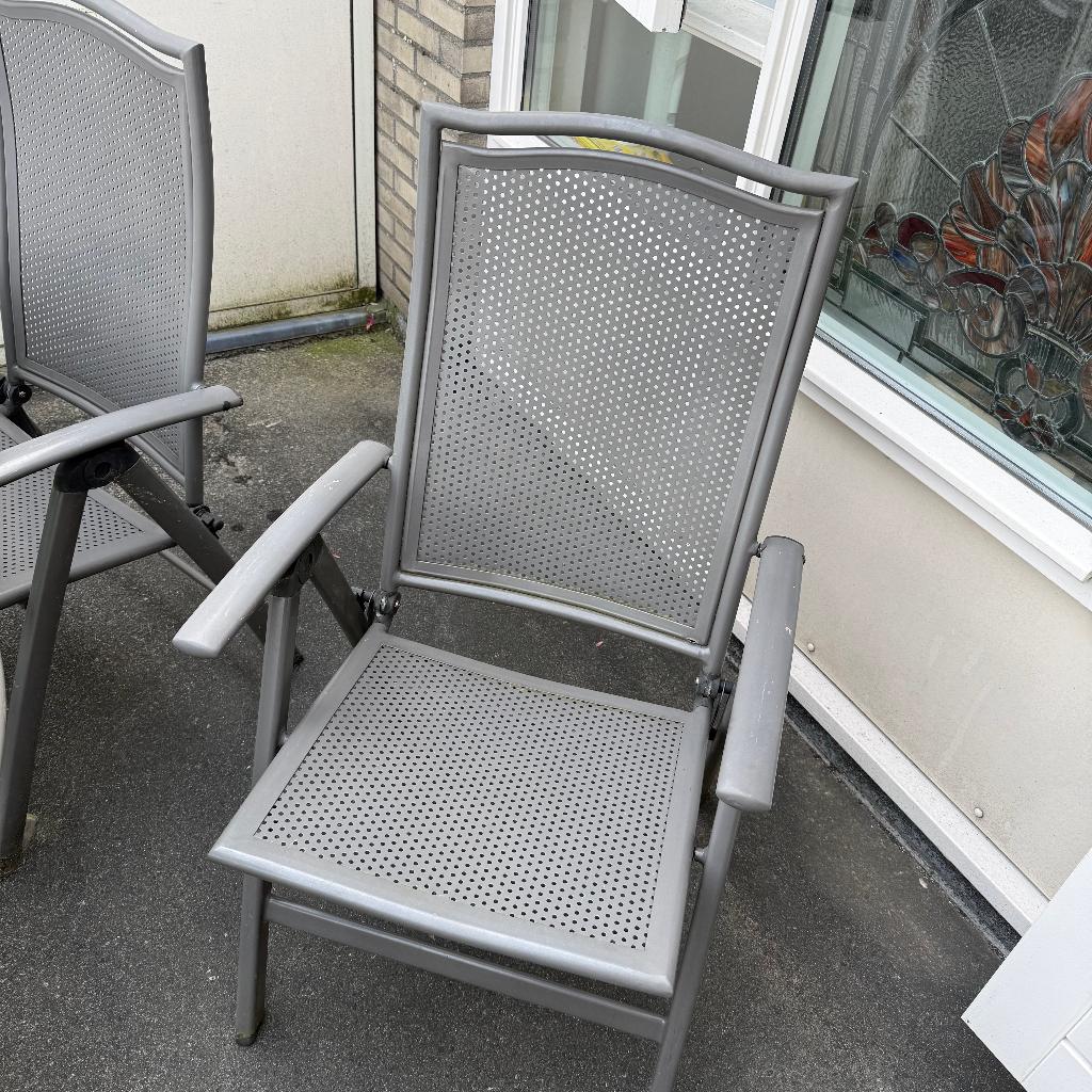 IJzeren tuintafel met vier stoelen en bijbehorende kussens, Ophalen, Gebruikt, Ovaal, Metaal