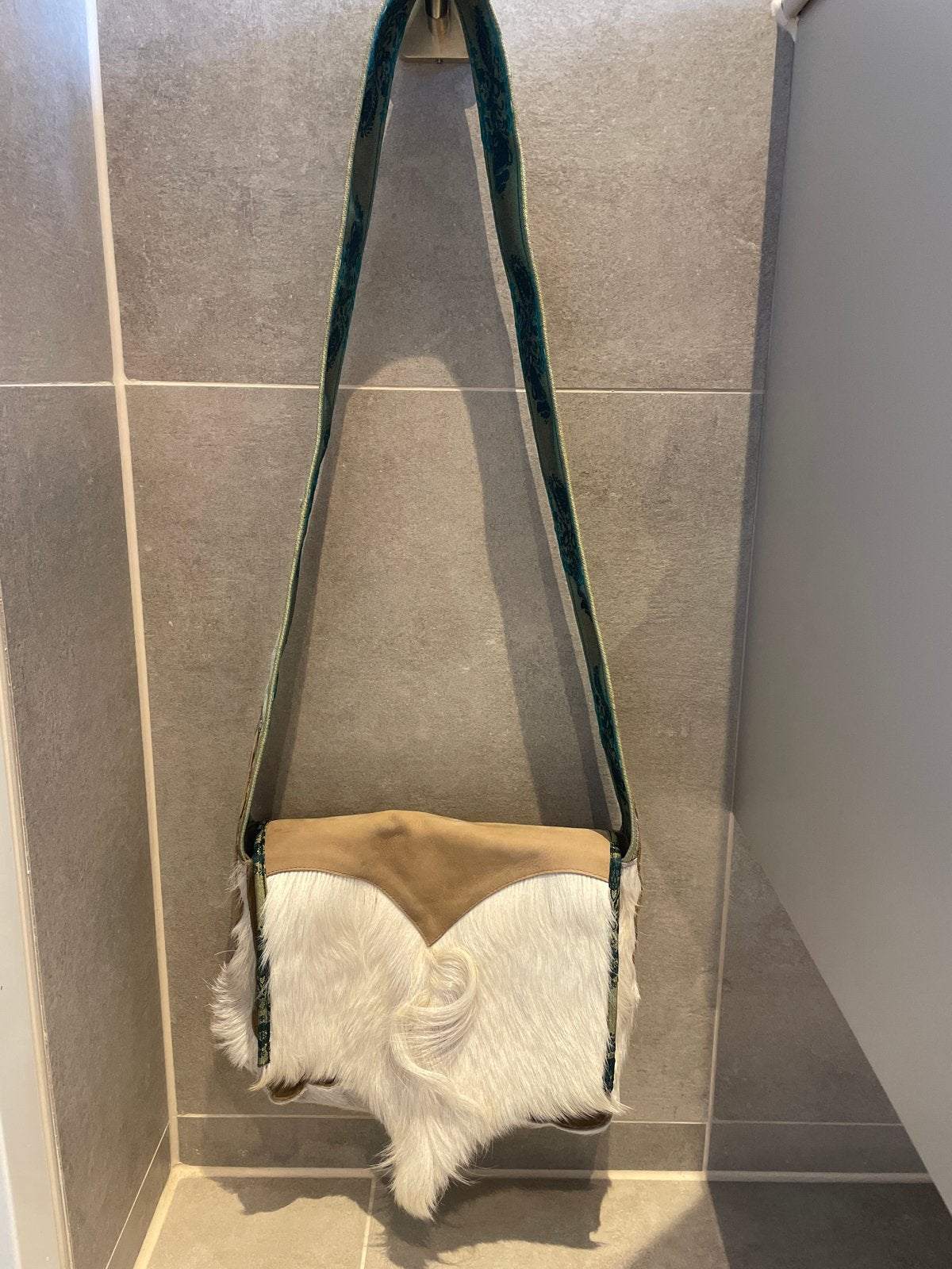 Chick on a Mission crossbody tas met koeienhuid en denim, Sieraden, Tassen en Uiterlijk, Ophalen of Verzenden, Zo goed als nieuw