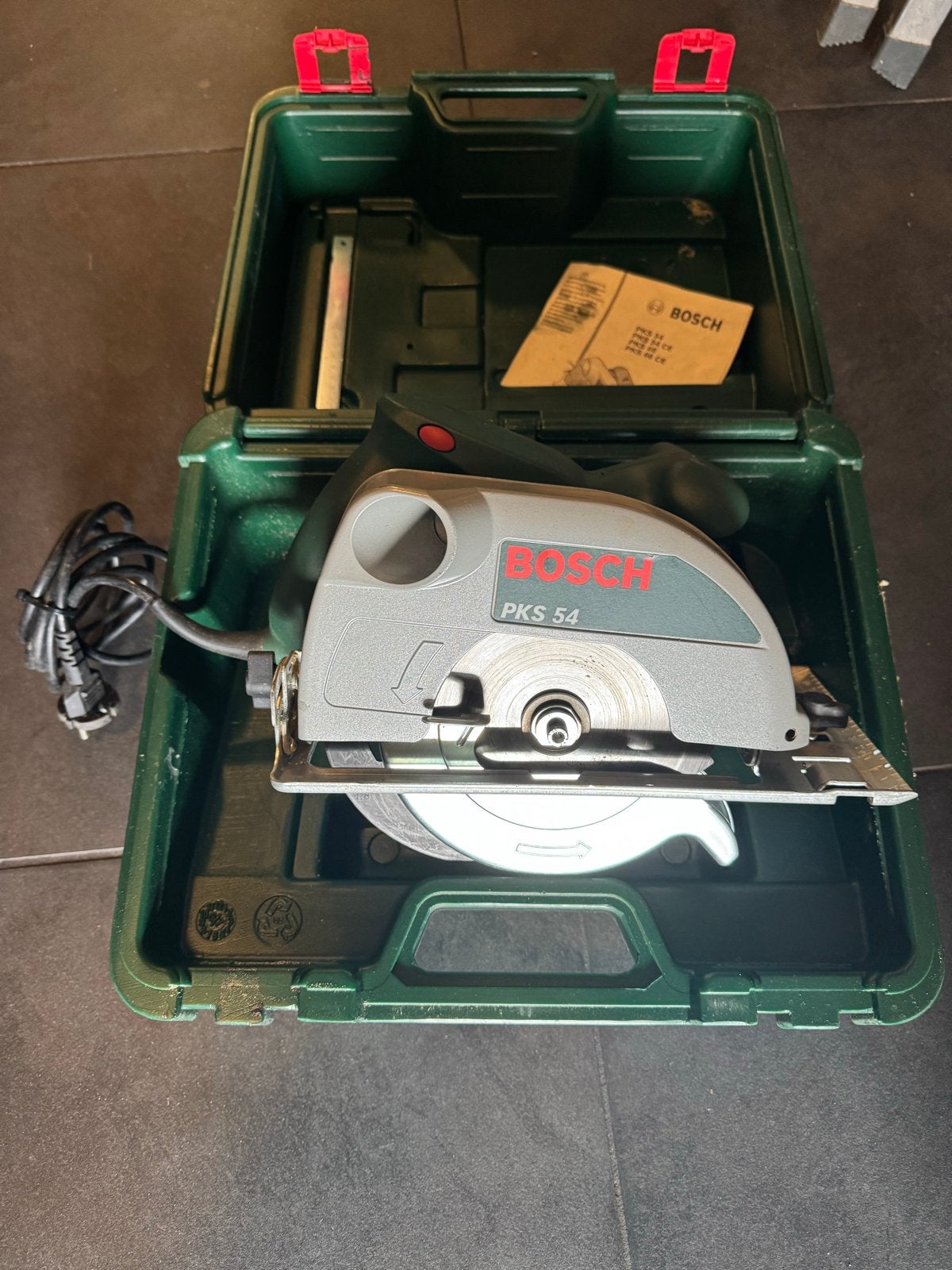 Bosch PKS 54 Handcirkelzaag in koffer - Zo goed als nieuw, Cirkelzaag, 600 tot 1200 watt, Ophalen of Verzenden, Zo goed als nieuw