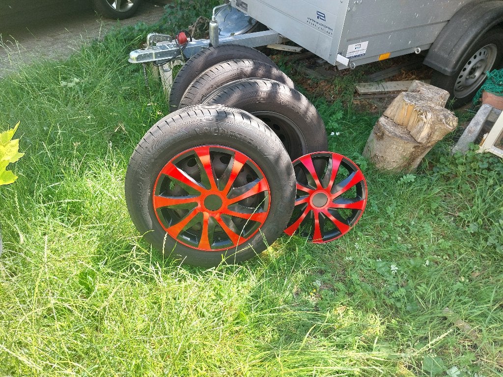 Volvo V70 zomerbanden op velgen 15 " met nieuwe wieldoppen., Ophalen, Gebruikt, Volvo