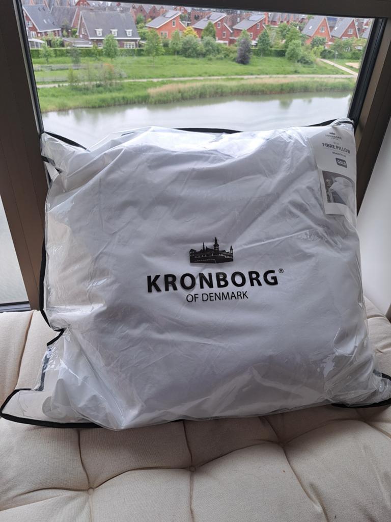 3 stuks BRURI Fibre Pillow Gold JYSK synthetische dons, Huis en Inrichting, Slaapkamer | Beddengoed, Ophalen of Verzenden, Nieuw