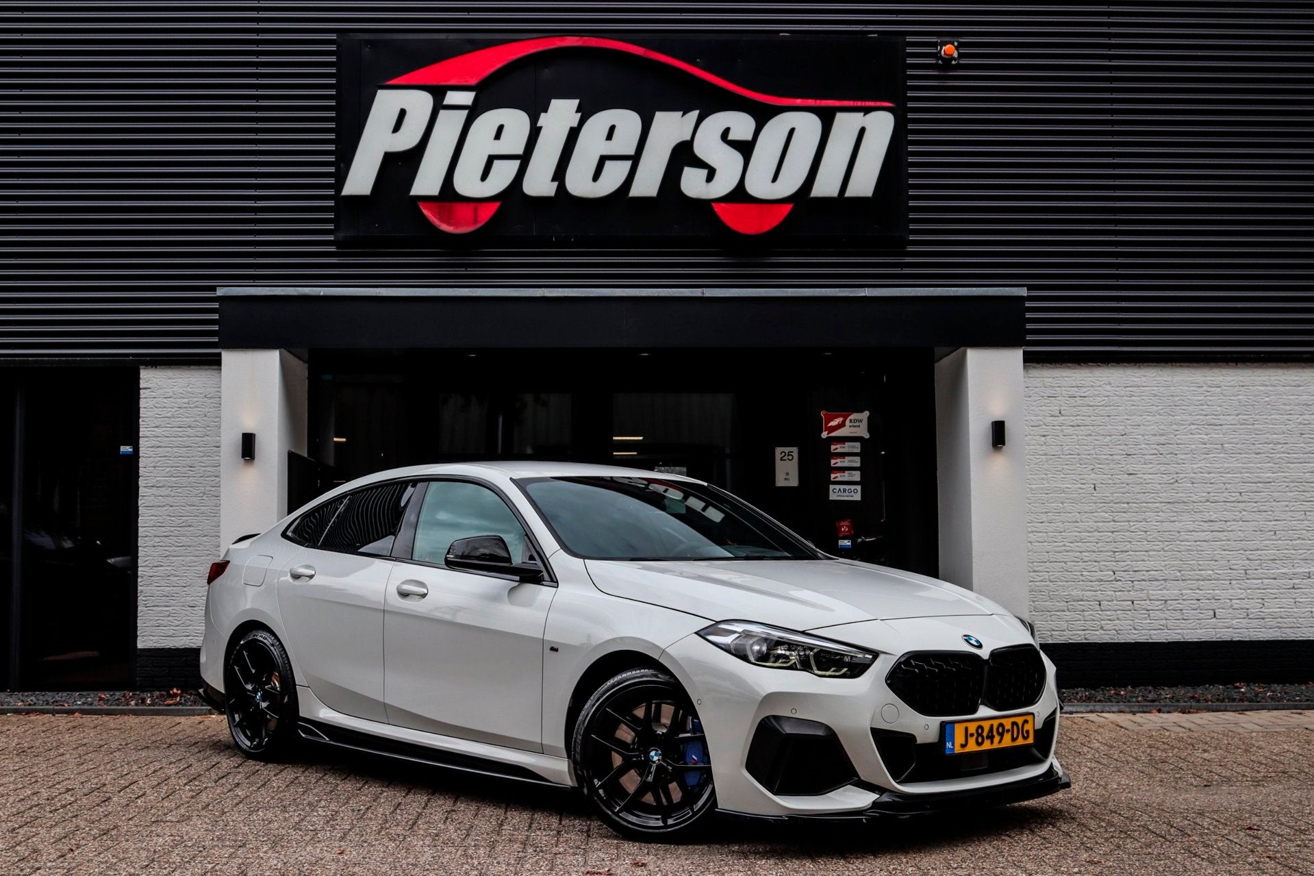 BMW 2-serie Gran Coupé M235i xDrive DEALER OH H&K SFEER, Auto's, Automaat, Gebruikt, 4 cilinders, Wit
