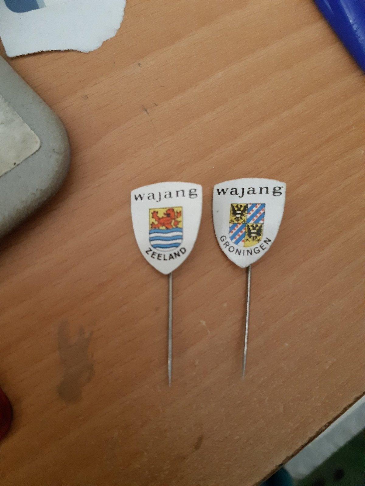 2 Speldjes provincies van Wajang, Verzamelen, Speldjes, Pins en Buttons, Ophalen of Verzenden, Zo goed als nieuw, Stad of Land
