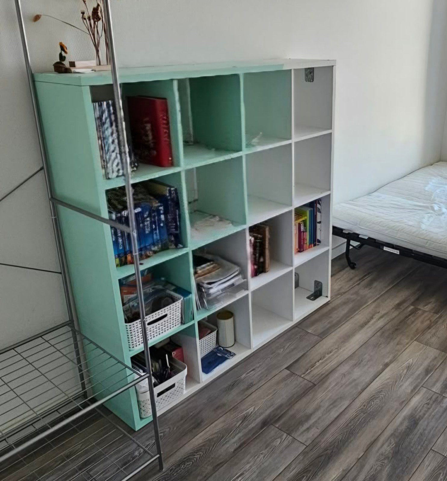 Free Boekenkast met 16 vakken - Wit/Mintgroen, Ophalen, Gebruikt, 25 tot 50 cm, 100 tot 150 cm