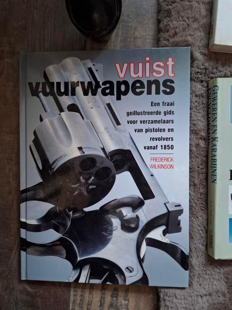 Boeken over geweren en pistolen, Ophalen of Verzenden