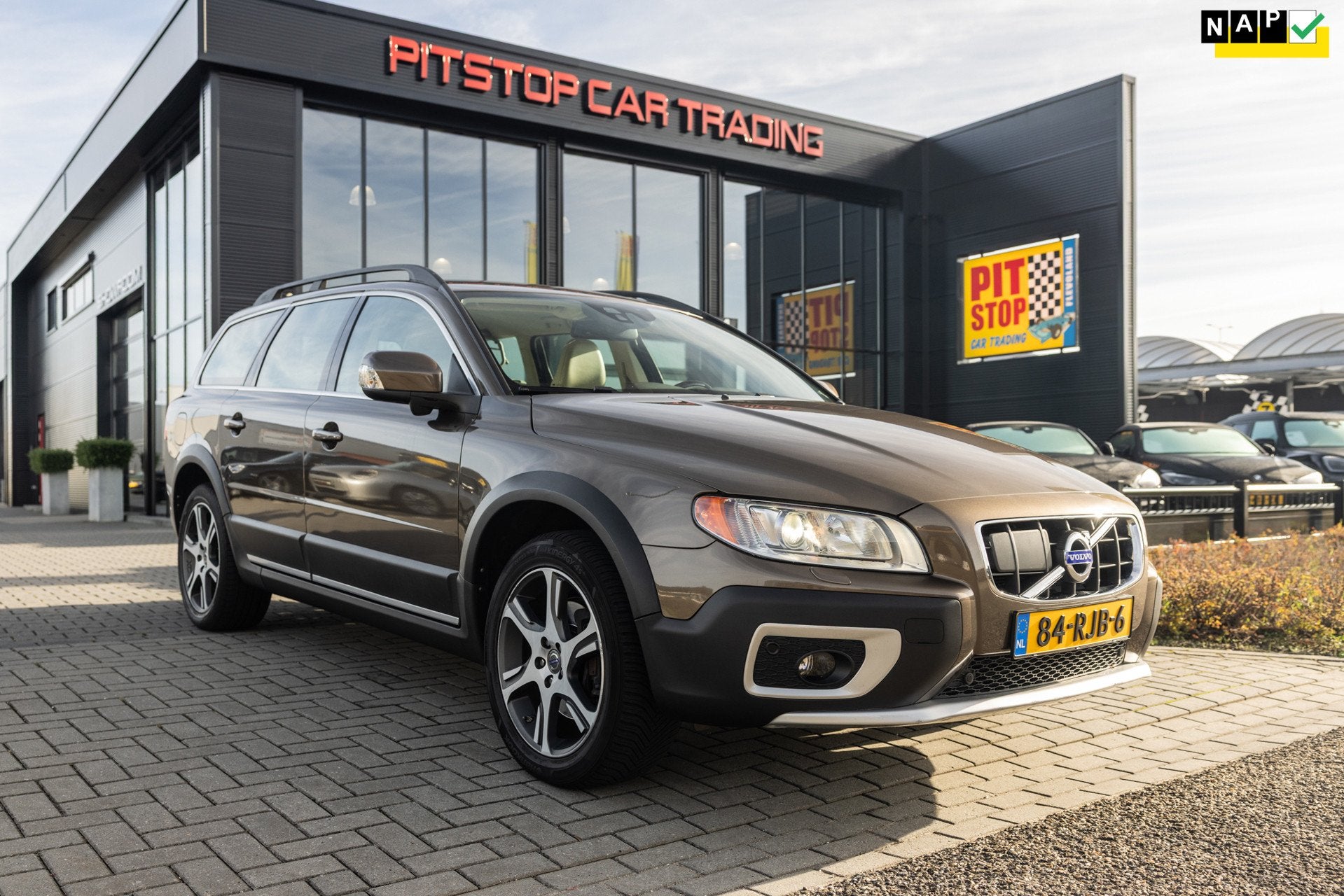 Volvo XC70 2.4 D5 Summum AWD NL Auto, Apple Carplay, Facelif, Automaat, 15 km/l, Gebruikt, Beige