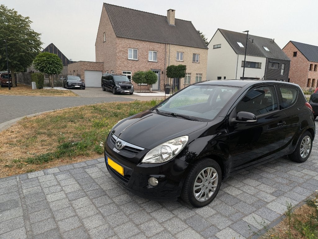 Hyundai i20 1.2 3-DRS 2011 Zwart, Auto's, Euro 5, 4 cilinders, Zwart, Origineel Nederlands