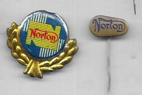 NORTON 2 VERSCHILLENDE SPELDEN, Verzamelen, Speldjes, Pins en Buttons, Ophalen of Verzenden, Gebruikt, Overige onderwerpen, Speldje of Pin
