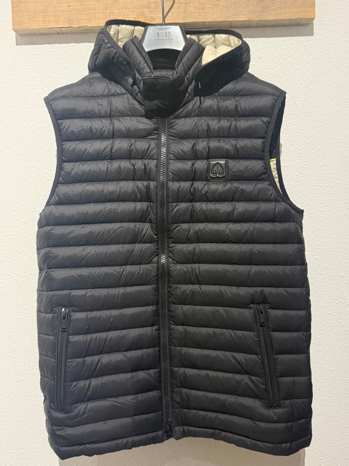 Moose Knuckles Bodywarmer | Maat M | Zwart, Ophalen, Zo goed als nieuw, Maat 48/50 (M), Zwart