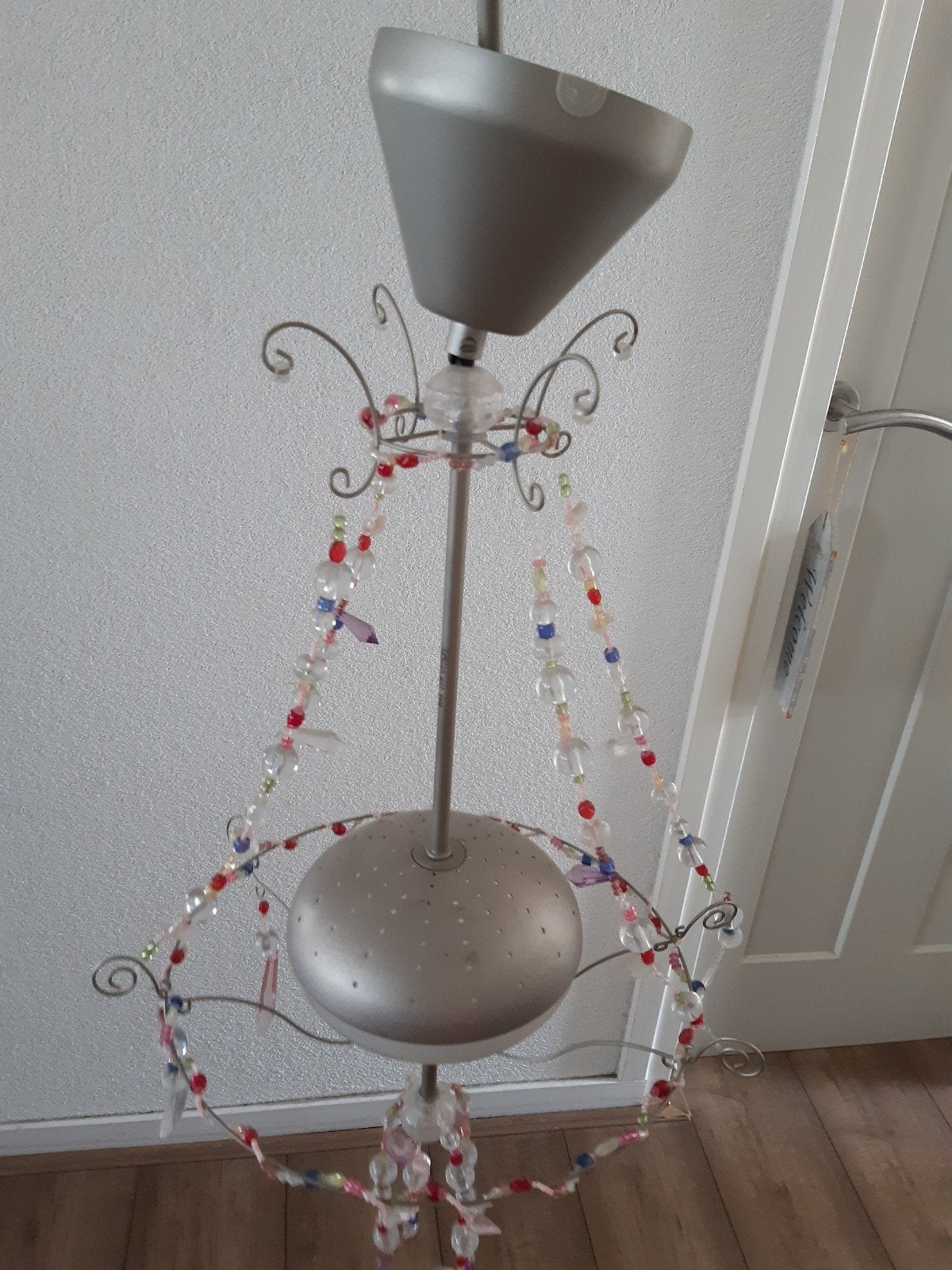 Mooie hanglamp van IKEA met kleurrijke kralen, Huis en Inrichting, Lampen | Hanglampen, Gebruikt, Metaal, Ophalen of Verzenden