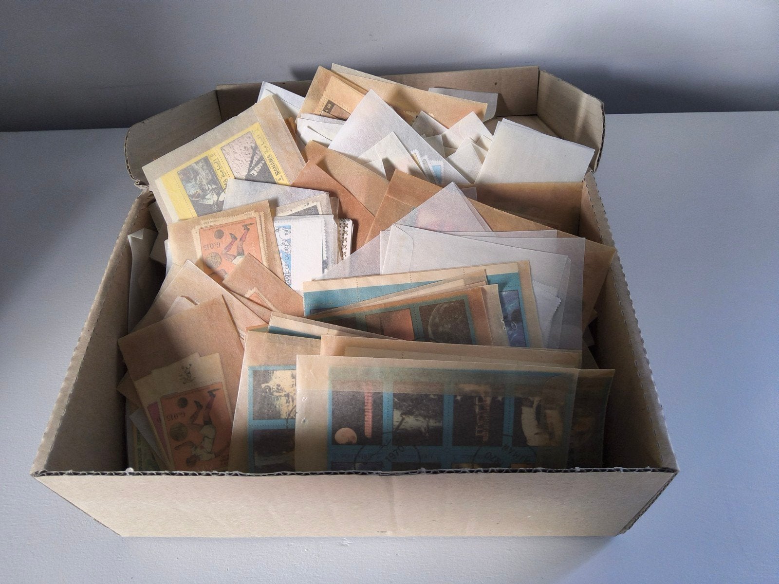 Wereld  - postzegels in zakjes -doos 2, Ophalen of Verzenden, Buitenland