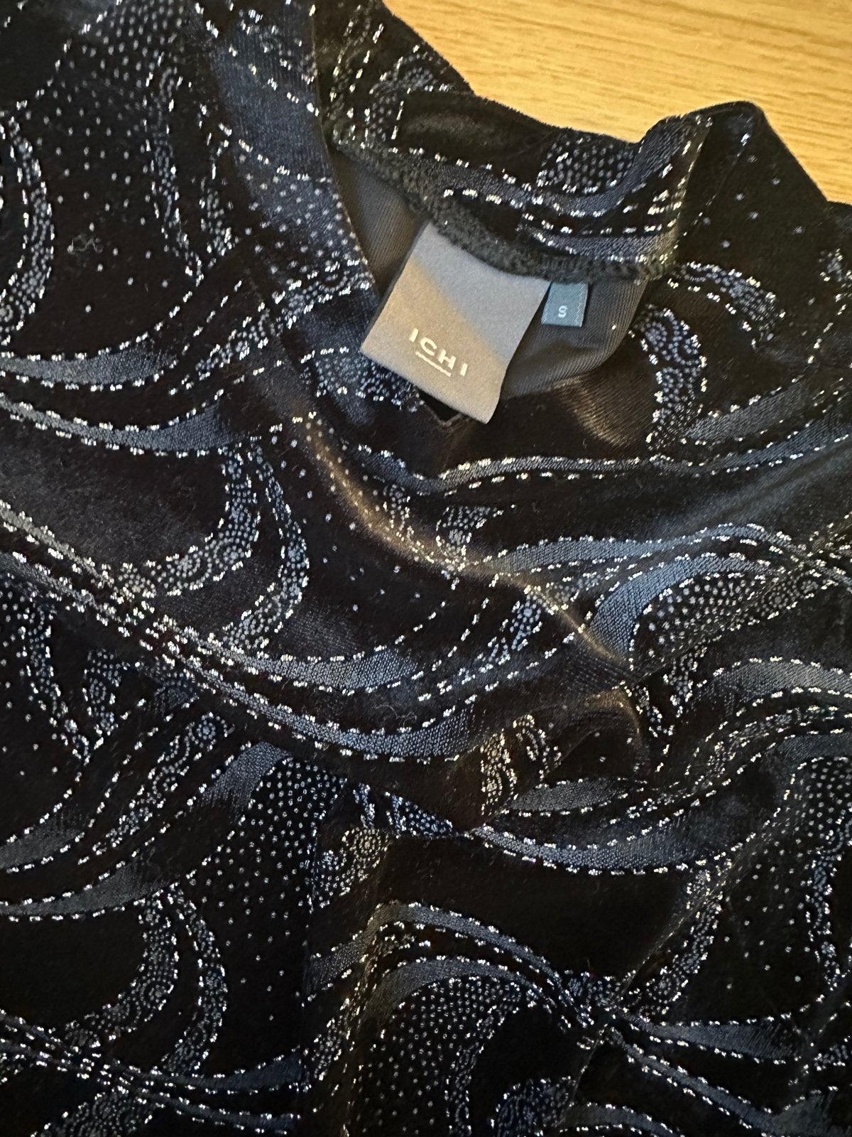 Prachtige zwarte glitterjurk Ichi - Maat S (ongedragen), Kleding | Dames, Ophalen, Nieuw, Maat 36 (S), Zwart