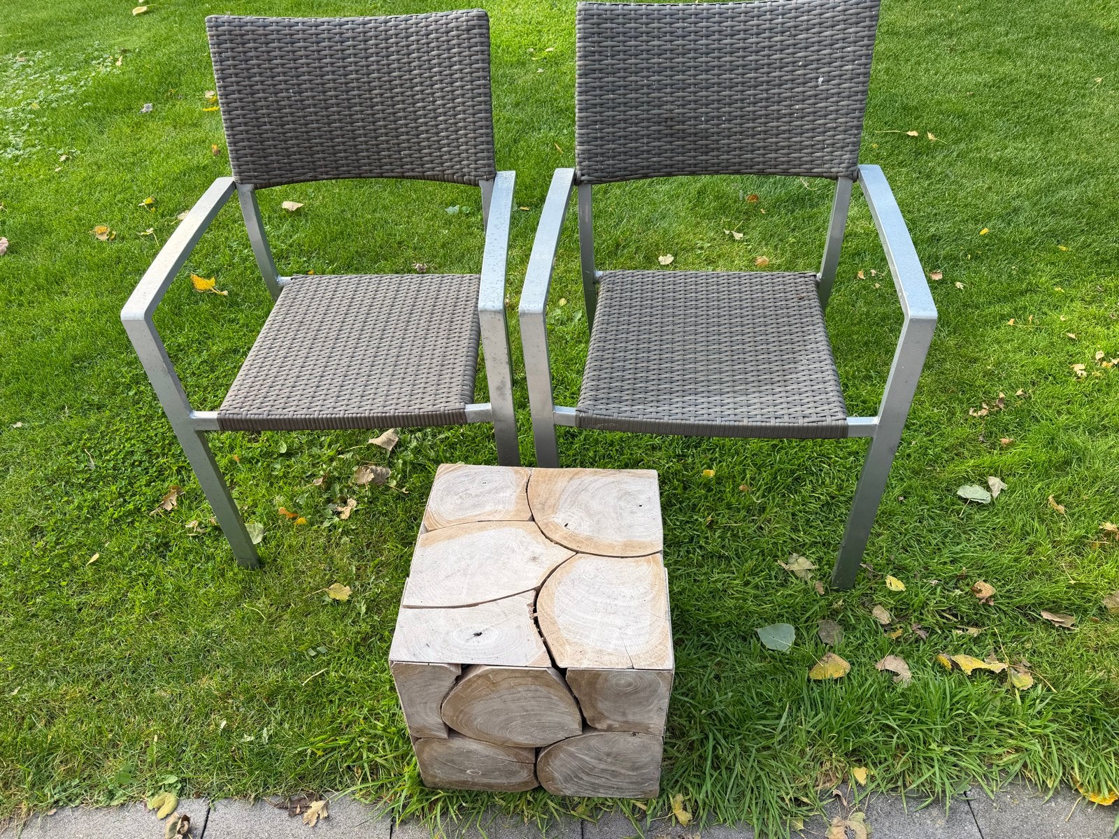 2 metalen stoelen met wicker en houten bijzettafel, Ophalen, Gebruikt, Metaal