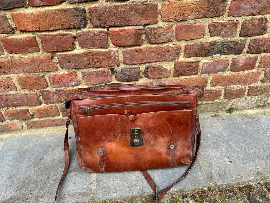 Aktetas, Sieraden, Tassen en Uiterlijk, Tassen | Schooltassen, Zo goed als nieuw, Schoudertas, 30 tot 40 cm, Bruin, Leer, Ophalen of Verzenden