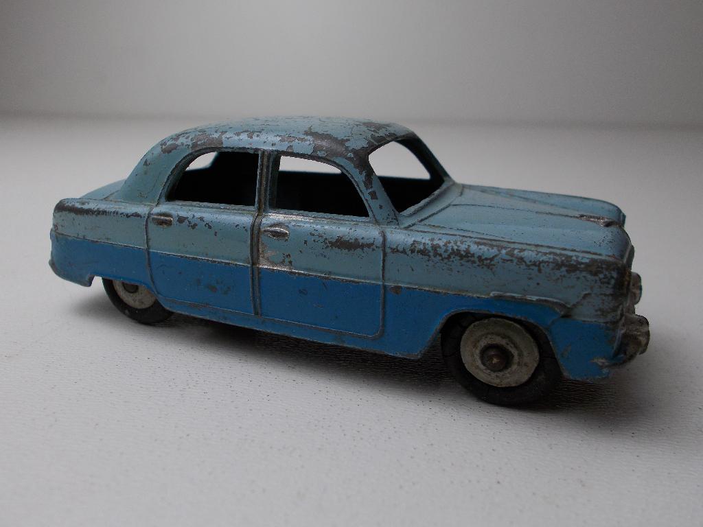 1956 Dinky Toys 162 FORD ZEPHYR SALOON. Two Tone. (-C-)