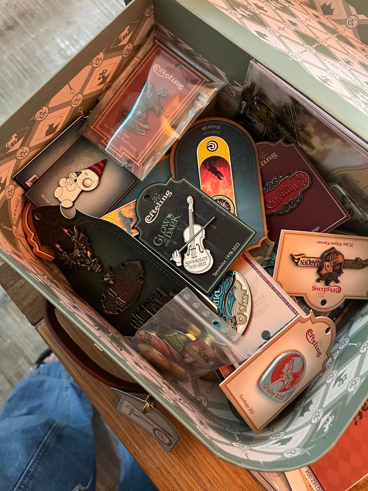 Efteling grand hotel koffer vol met heel veel pins, Ophalen of Verzenden, Zo goed als nieuw