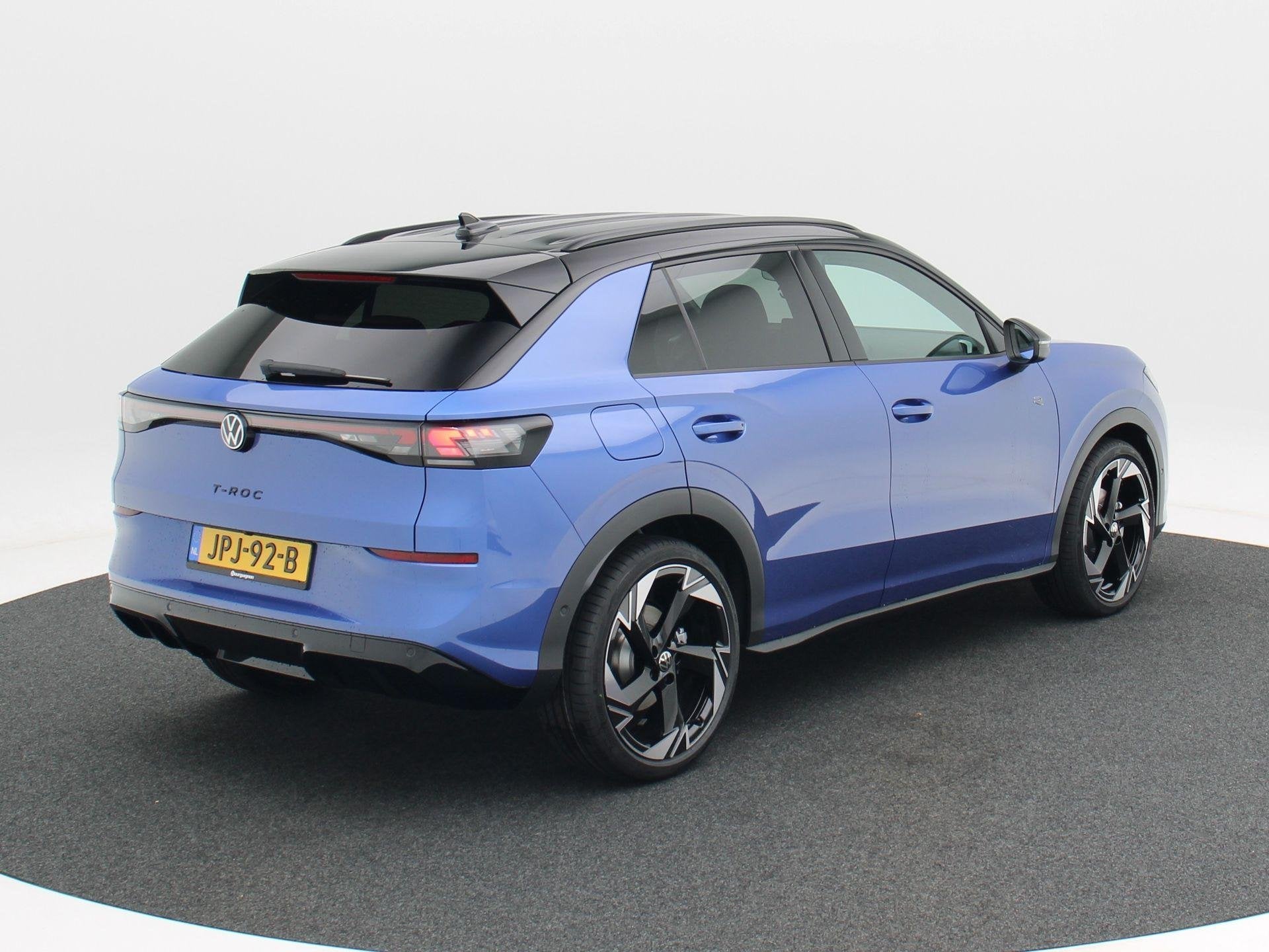 Volkswagen T-Roc R-Line First Edition 1.5 eTSI 150 PK | Blac, 1374 kg, 1498 cc, 4 cilinders, 150 pk