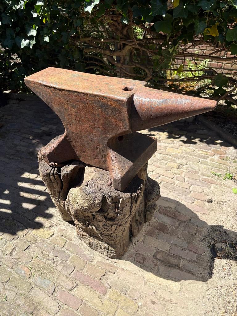 Antieke Aambeeld op Houten Blok - Perfect voor Smeden, Ophalen of Verzenden