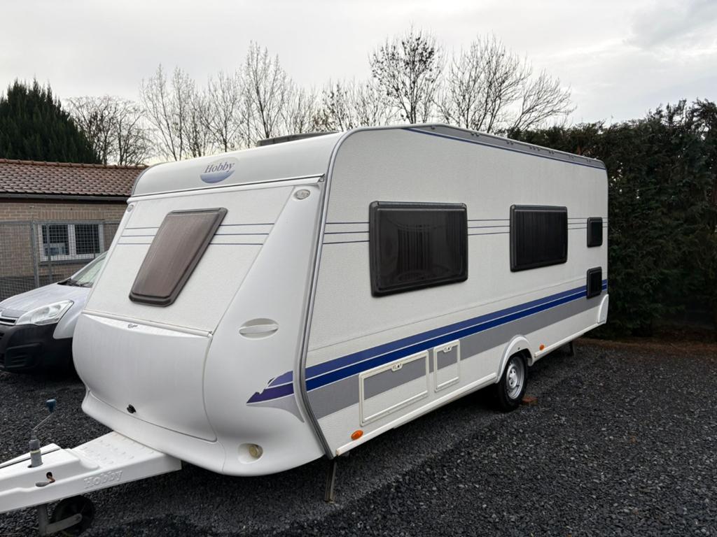 Hobby 500 KMFE uit 2009 3 stapelbedden!! ((( zondag open ))), Caravans en Kamperen, Caravans, Treinzit, Particulier, 5 tot 6 meter