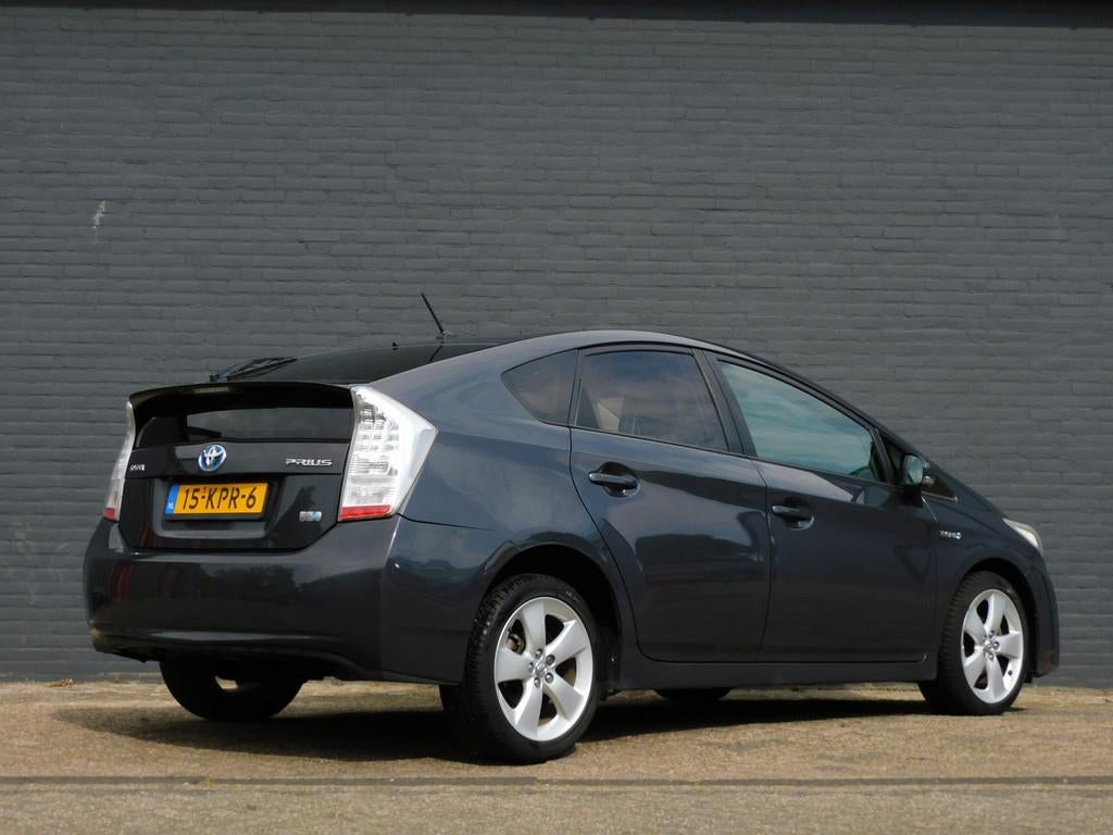 Toyota Prius 1.8 Dynamic CAMERA! NAVI! BLUETOOTH! CRUISE! CL, Stof, Gebruikt, Zwart, 4 cilinders