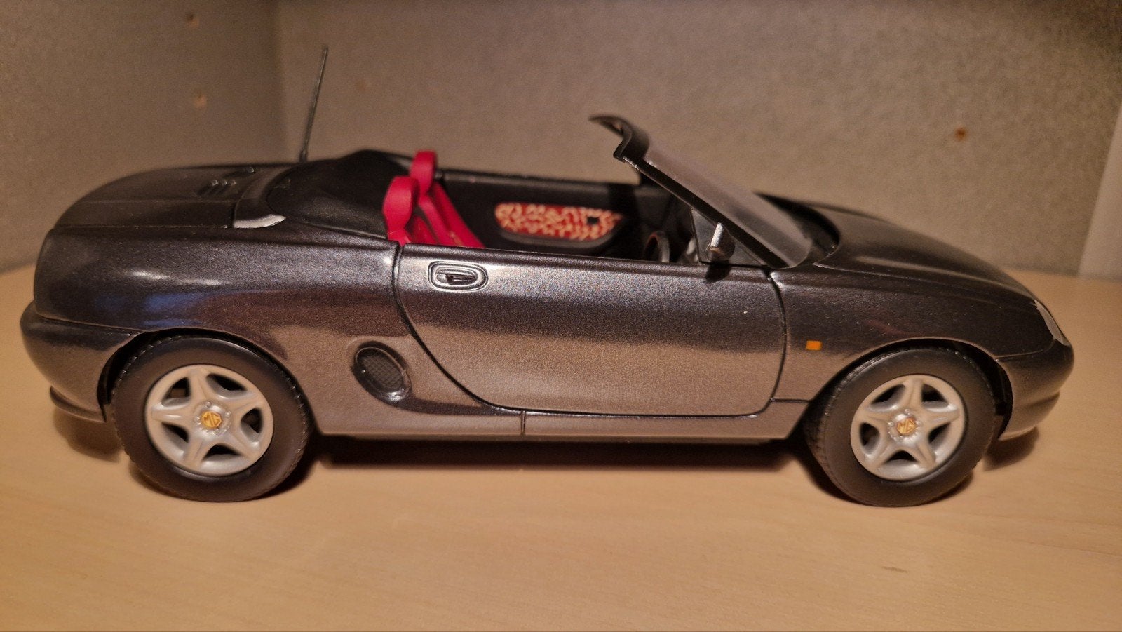 MG MGF Schaalmodel 1:18 - Grijs met Rood Interieur, Ophalen of Verzenden