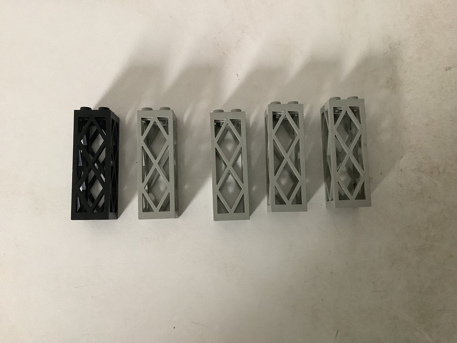 Lego steunpilaar 2x2x5 vakwerk licht grijs en zwart (3), Verzenden, Gebruikt, Losse stenen, Lego
