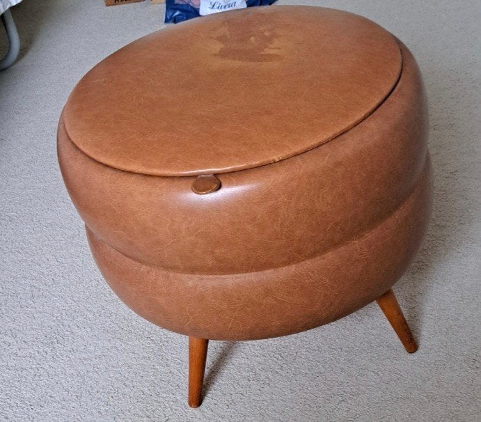 Mid-century poef kunstleer met opbergruimte, Gebruikt, Rond, Minder dan 50 cm, Ophalen of Verzenden